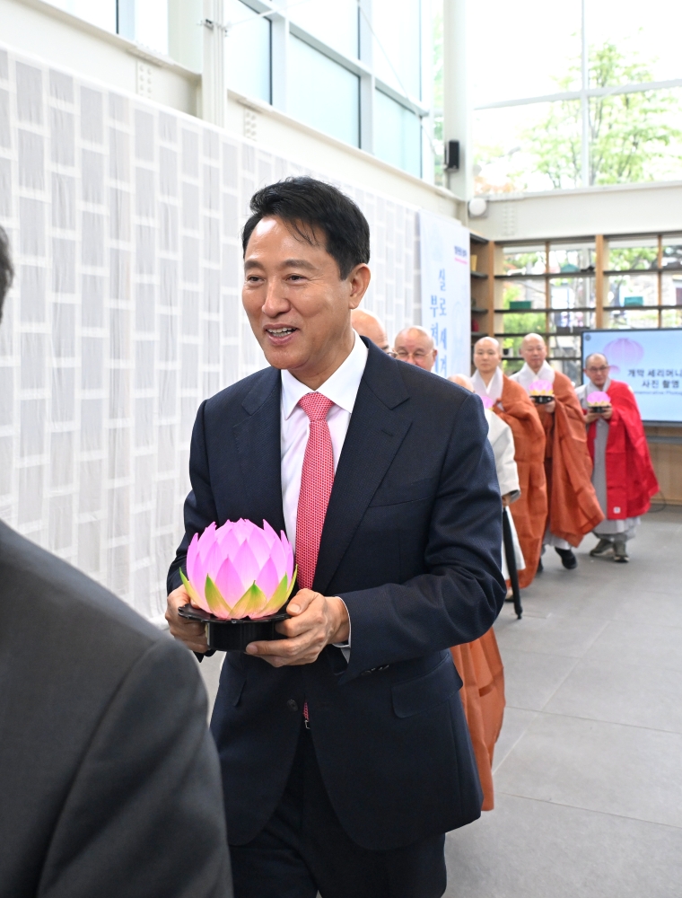 사진3. 오세훈 서울시장이 2일(금) 서울공예박물관에서 열린 국내 최대 규모 불교 자수 공예 특별전 「염원을 담아」 전시개막 세리머니를 하고 있다.