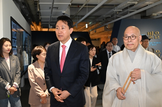 사진4. 오세훈 서울시장이 2일(금) 서울공예박물관에서 열린 국내 최대 규모 불교 자수 공예 특별전 「염원을 담아」에서 대한불교조계종 총무원장 진우스님과 작품을 감상하고 있다.