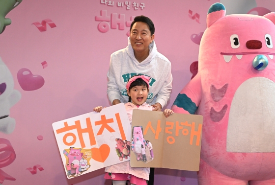 사진1. 오세훈 서울시장이 1일(목) 서울시 캐릭터 ‘해치’ 탄생 1주년 기념행사에 참석한 어린이와 사진을 촬영하고 있다.