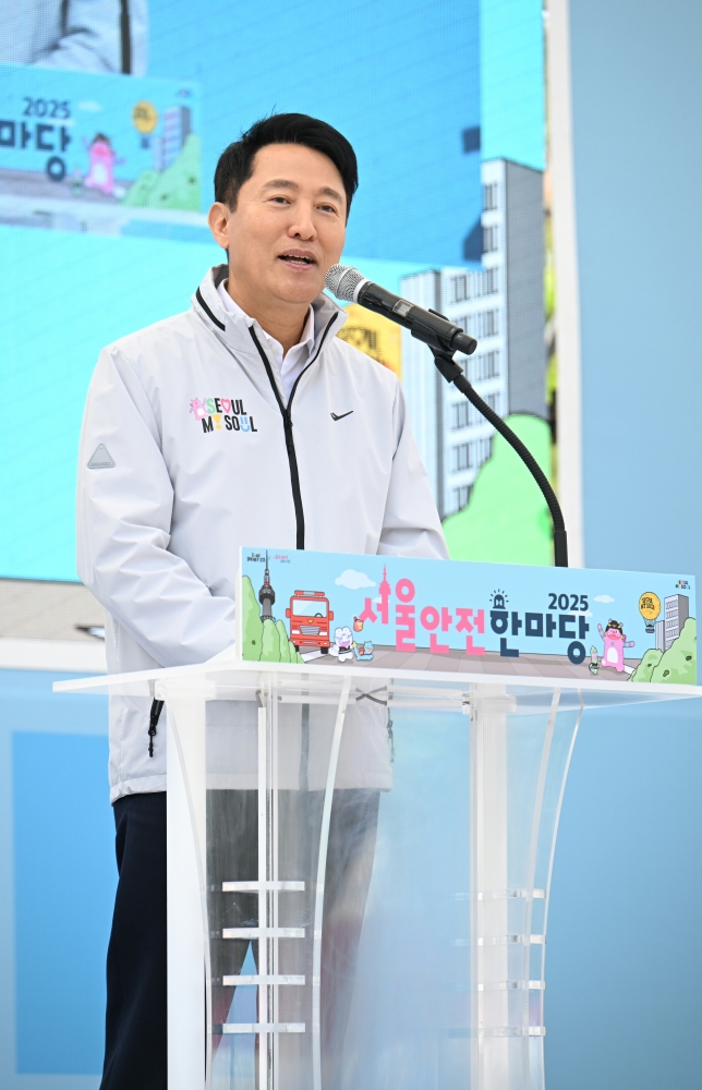 (사진2) 오세훈 서울시장이 2일(금) 여의도공원에서 열린 ‘2025 서울안전한마당’에서 인사말을 하고 있다.
