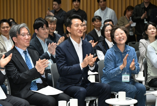 사진1. 오세훈 서울시장이 7일(수) 열린 「규제철폐 100일 성과보고회」에서 추진 성과를 청취하고 있다.