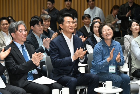 사진1. 오세훈 서울시장이 7일(수) 열린 「규제철폐 100일 성과보고회」에서 추진 성과를 청취하고 있다.