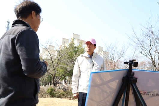 사진1. 오세훈 서울시장이 21일(금) 오후 ‘2025 서울국제정원박람회’가 열릴 예정인 보라매공원을 방문해 준비현황에 대해 청취하고 있다.