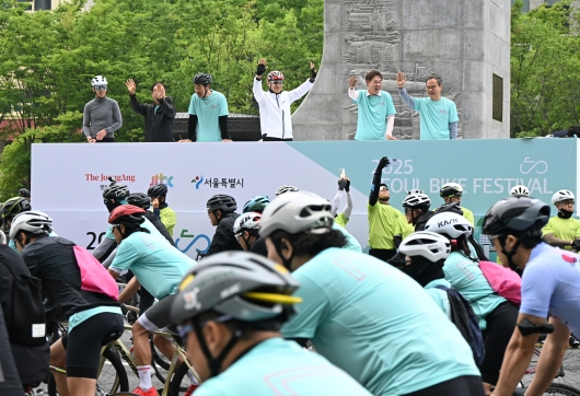 (사진1)11일(일) ‘2025 서울자전거대행진’에 참석한 오세훈 서울시장이 출발지인 광화문광장에서 참가자들을 응원하고 있다