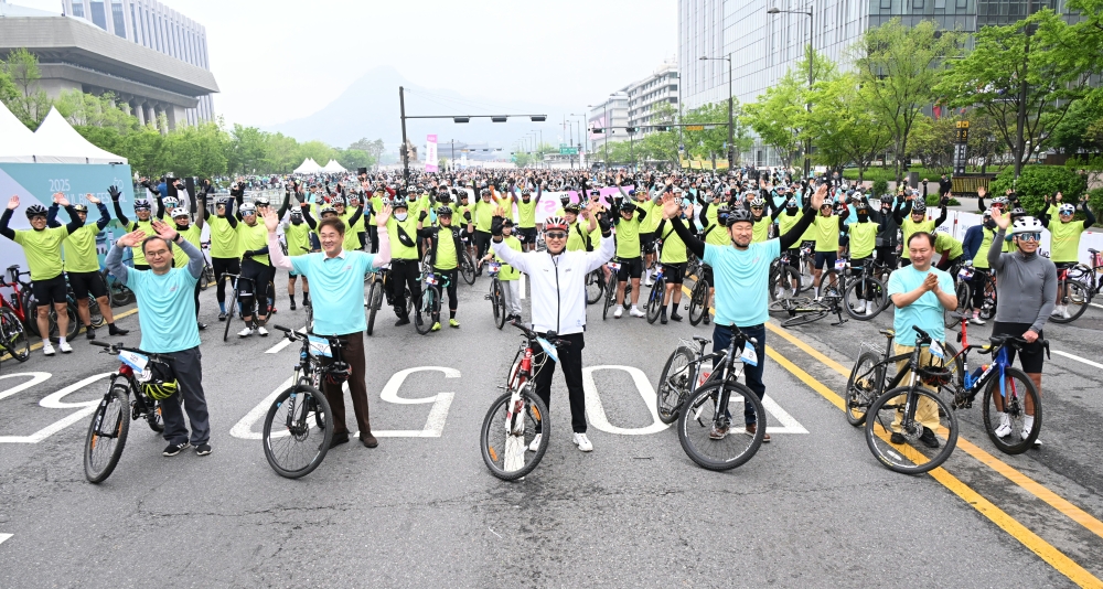 (사진2)오세훈 서울시장이 11일(일) ‘2025 서울자전거대행진’ 출발지인 광화문광장에서 참가자들과 기념사진을 촬영하고 있다