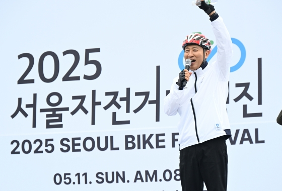 (사진5)11일(일) ‘2025 서울자전거대행진’에 참가한 오세훈 서울시장이 도착지인 월드컵공원 평화광장에서 참가자들의 완주를 축하하고 있다