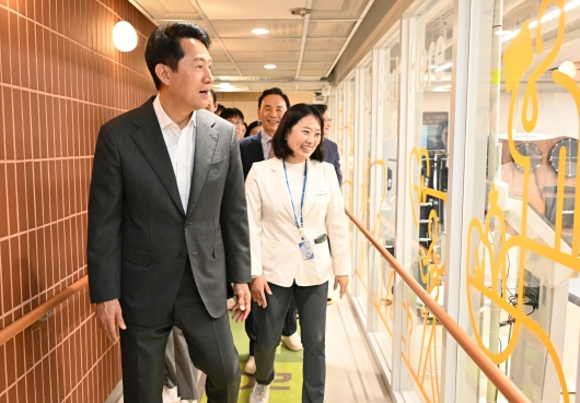 사진1. 14일(수) '2024년 건축상(최우수상)'을 수상한 웰에이징센터를 방문한 오세훈 서울시장이 내부를 둘러보고 있다.