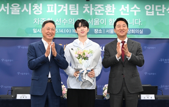 사진2. 오세훈 서울시장이 14일(수) 서울시청 피겨팀에 입단한 피겨스케이팅 차준환 선수와 기념사진을 촬영하고 있다.
