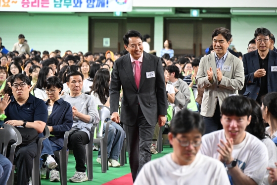 사진1. 오세훈 서울시장이 15일(목), ‘제11회 서울시사회복지관의 날 기념행사’에서 참석자에게 인사하고 있다.