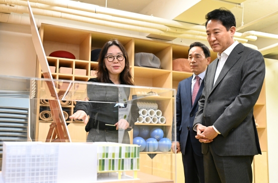 사진2. 오세훈 서울시장이 14일(수) '2024년 건축상(최우수상)'을 수상한 웰에이징센터 박현진 건축가(왼쪽에서 첫번째)로부터 설명을 듣고 있다.