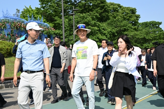 사진1. 오세훈 서울시장이 22일(목) 오후 동작구 보라매공원에서 열린 2025 서울국제정원박람회 개막 현장을 둘러보고 있다.