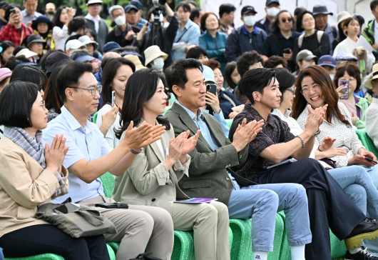 사진1. 24일(토) 서울국제정원박람회가 진행 중인 보라매공원에서 개최된 ‘정원도시 서울 토크콘서트’에 참석한 오세훈 서울시장