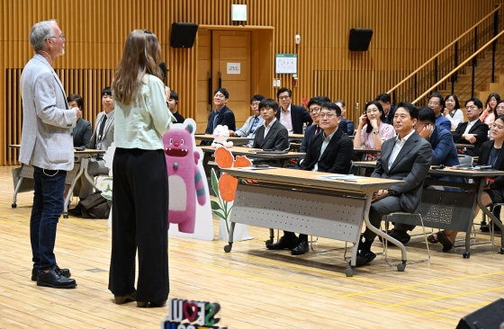 사진1. 오세훈 서울시장이 23일(금) 서울시청에서 열린 샘 리처드, 로리 멀비 미국 펜실베이니아주립대 교수의 특강을 듣고 있다.