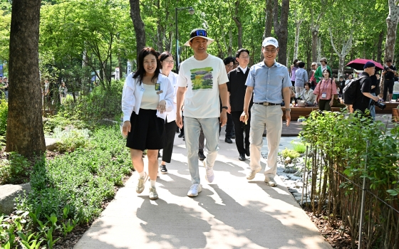 사진2. 오세훈 서울시장이 22일(목) 오후 동작구 보라매공원에서 열린 2025 서울국제정원박람회 개막 현장을 둘러보고 있다.