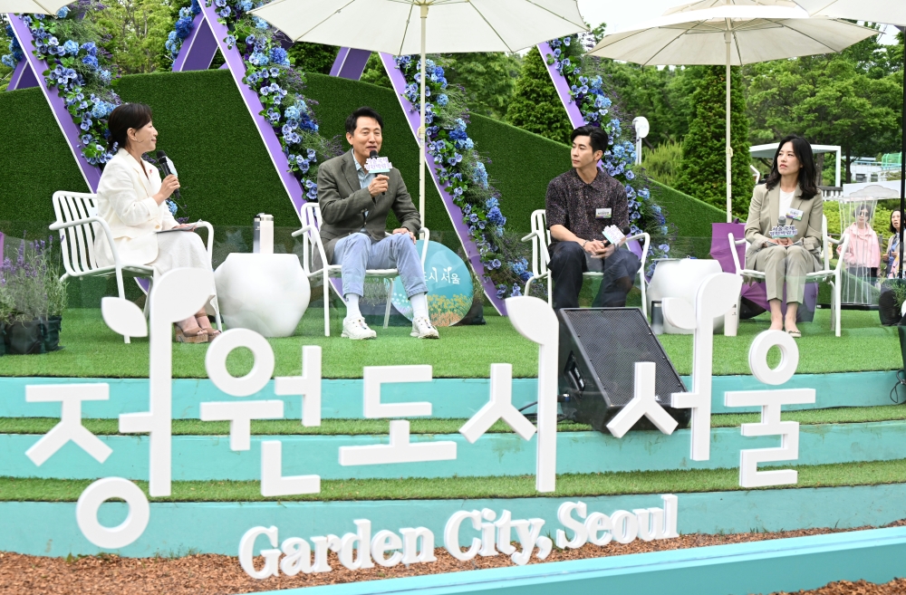 사진2. 24일(토) 서울국제정원박람회가 진행 중인 보라매공원에서 개최된 ‘정원도시 서울 토크콘서트’에 참석한 오세훈 서울시장