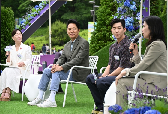 사진3. 24일(토) 서울국제정원박람회가 진행 중인 보라매공원에서 개최된 ‘정원도시 서울 토크콘서트’에 참석한 오세훈 서울시장