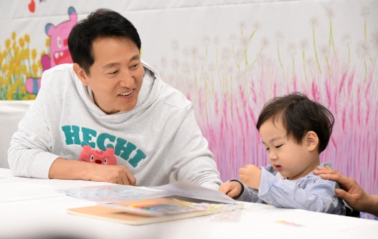 사진2. 오세훈 서울시장이 27일(화) 서울시청에서 열린 ‘서울 베이비앰버서더 간담회’에 참석한 아이와 대화를 나누고 있다.