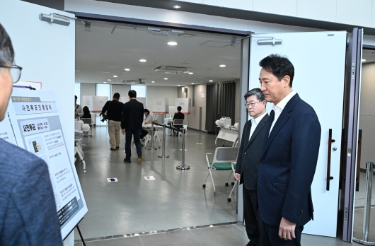 사진1. 28일(수) 오전 ‘제21대 대통령선거 사전투표소’가 설치된 신당누리센터를 찾은 오세훈 서울시장이 투표소 준비 상황을 청취하고 있다.