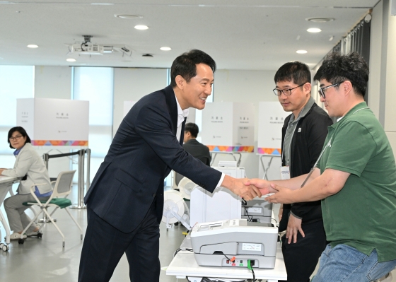 사진2. 28일(수) 오전 ‘제21대 대통령선거 사전투표소’ 준비상황 점검을 위해 신당누리센터를 찾은 오세훈 서울시장이 투표소 운영을 준비 중인 직원들을 격려하고 있다.