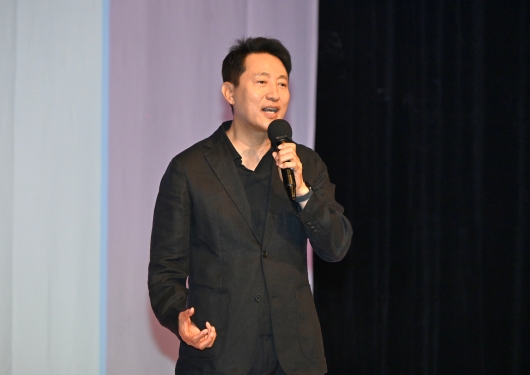 사진1. 오세훈 서울시장이 1일(일) 오후 4시 성균관대학교 새천년홀에서 열린 「제33회 젊은연극제」 개막식에서 축사를 하고 있다.