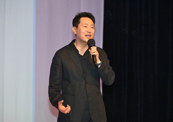 사진1. 오세훈 서울시장이 1일(일) 오후 4시 성균관대학교 새천년홀에서 열린 「제33회 젊은연극제」 개막식에서 축사를 하고 있다.