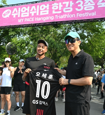 (사진2) 오세훈 서울시장이 1일(일) 뚝섬한강공원에서 열리고 있는 ‘제2회 쉬엄쉬엄 한강 3종 축제’를 찾은 FC서울 제시 린가드 선수와 기념사진을 촬영하고 있다.