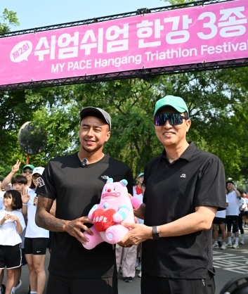 (사진1) 오세훈 서울시장이 1일(일) 뚝섬한강공원에서 열리고 있는 ‘제2회 쉬엄쉬엄 한강 3종 축제’를 찾은 FC서울 제시 린가드 선수와 기념사진을 촬영하고 있다.