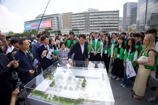 사진1. 오세훈 서울시장이 8일(일) 광화문광장에서 _유엔참전국 후손 교류캠프_ 참가자에게 _감사의 정원_의 의미를 설명하고 있다.