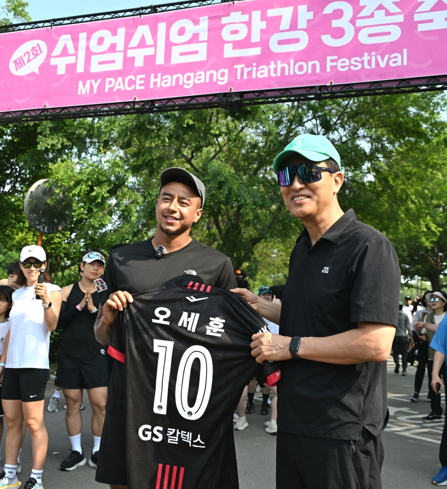 (사진2) 오세훈 서울시장이 1일(일) 뚝섬한강공원에서 열리고 있는 ‘제2회 쉬엄쉬엄 한강 3종 축제’를 찾은 FC서울 제시 린가드 선수와 기념사진을 촬영하고 있다.