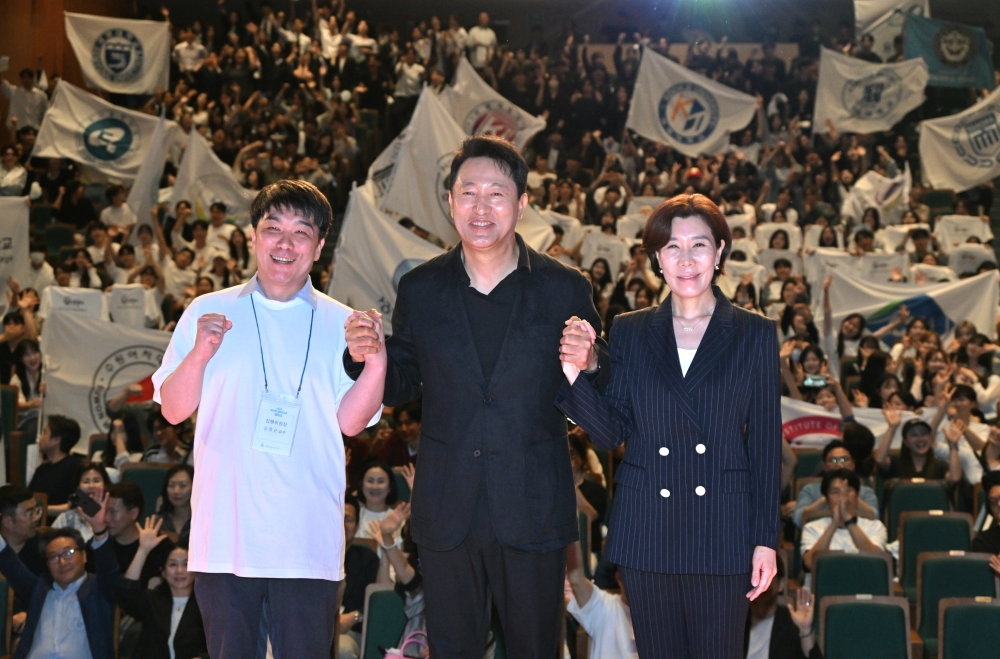 사진2. 오세훈 서울시장이 1일(일) 오후 4시 성균관대학교 새천년홀에서 열린 「제33회 젊은연극제」 개막식에 참석한 연극학과 학생 등과 기념촬영을 하고 있다.