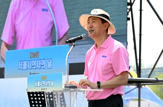 (사진1) 오세훈 서울시장이 1일(일) 뚝섬한강공원에서 열린 ‘제23회 서울시 의사의 날 기념식’에서 축사를 하고 있다.