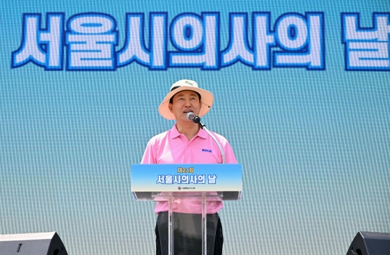 (사진2) 오세훈 서울시장이 1일(일) 뚝섬한강공원에서 열린 ‘제23회 서울시 의사의 날 기념식’에서 축사를 하고 있다.