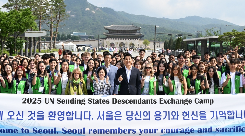 사진2. 오세훈 서울시장이 8일(일) 광화문광장에서 _유엔참전국 후손 교류캠프_ 참가자와 기념 촬영하고 있다.