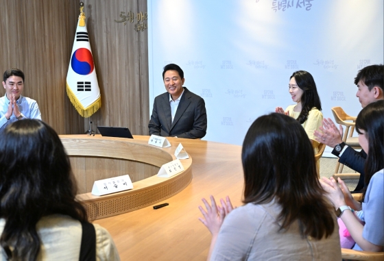 사진4. 오세훈 서울시장이 17일(화) 12시 집무실에서 임신 공무원과 임신한 배우자가 있는 공무원들을 격려하고 있다.