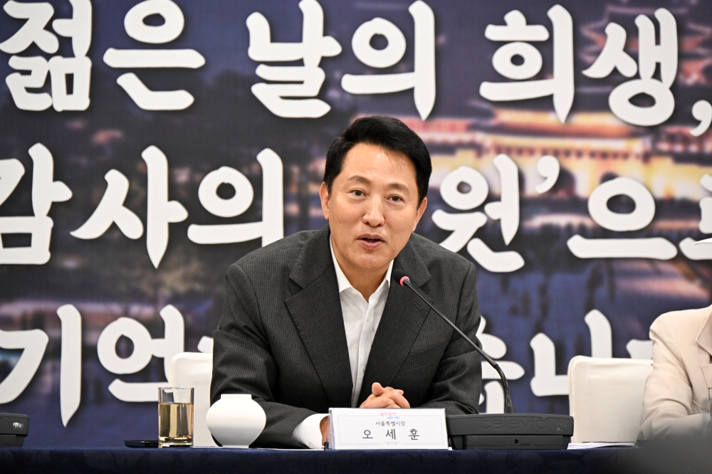 사진2. 오세훈 서울시장이 18일(수) 서울시청 간담회장1에서 열린 '보훈단체 대표자 간담회'에서 감사의 정원을 비롯한 서울시 보훈정책을 보훈단체장에게 설명하고 있다.