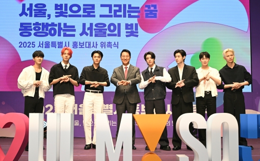 사진1. 오세훈 서울시장이 17일(화) 서울시청 다목적홀에서 열린 '2025 서울특별시 홍보대사 위촉식'에서 홍보대사로 위촉된 엔하이픈과 기념 촬영하고 있다.