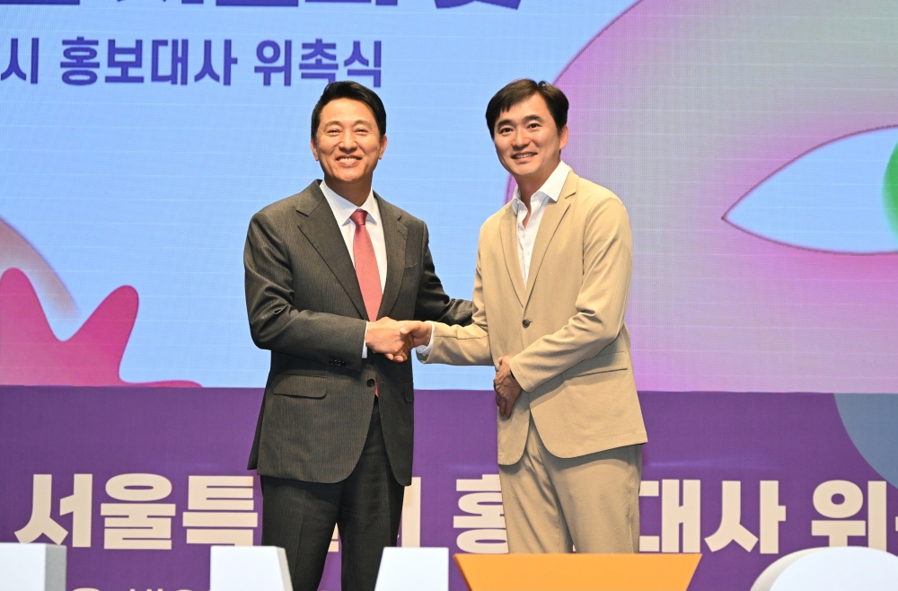 사진2. 오세훈 서울시장이 17일(화) 서울시청 다목적홀에서 열린 '2025 서울특별시 홍보대사 위촉식'에서 홍보대사로 위촉된 김석훈과 기념 촬영하고 있다.