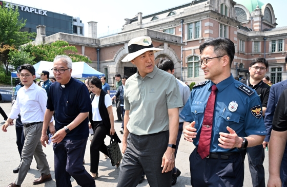 사진1. 오세훈 서울시장은 18일(수) 오후 서울역광장을 방문해 일대 안전 취약지대를 확인하고 범죄예방 활동과 CCTV 설치·관리현황 등을 점검했다.