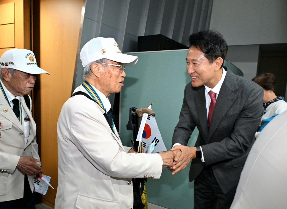 (추가) 사진8. 오세훈 서울시장이 20일(금) 열린 제75주년 6·25전쟁 기념행사에 참석한 6.25 참전유공자에 감사를 전하고 있다.