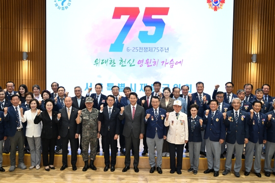 (추가) 사진7. 오세훈 서울시장이 20일(금) 열린 제75주년 6·25전쟁 기념행사 참석자들과 기념사진을 촬영하고 있다.
