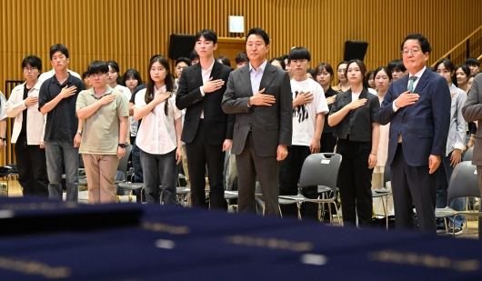 사진1. 오세훈 서울시장이 25일(수) '2025년 독립유공자 후손 장학금 증서수여식'에서 국민의례를 하고 있다.
