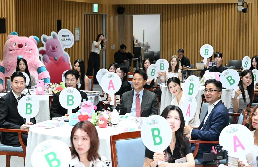 사진4. 오세훈 서울시장이 26일(목) 열린 '2025 서울뷰티위크 홍보단 발대식'에서 밸런스게임에 참여하고 있다.