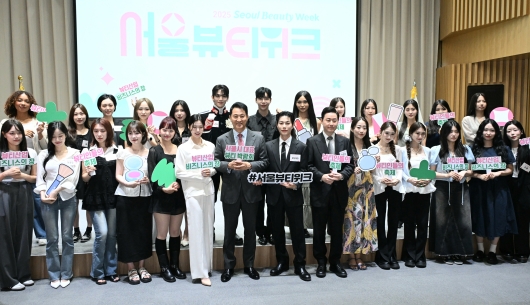 사진5. 오세훈 서울시장이 26일(목) 열린 '2025 서울뷰티위크 홍보단 발대식'에서 홍보단과 기념사진을 촬영하고 있다.
