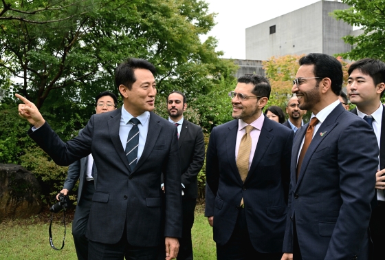 사진3. 오세훈 서울시장이 17일(목) 모하메드 알리 알 쇼라파 아부다비 행정교통부 의장(왼쪽에서 두 번째)이 대화를 나누고 있다.