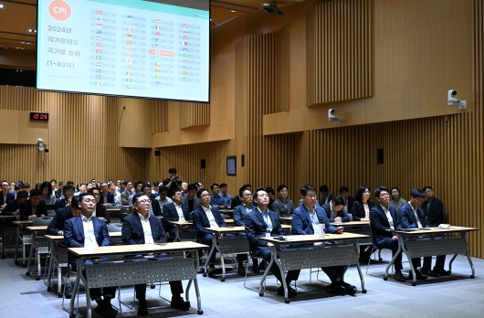 사진2. 오세훈 서울시장이 18일(금) _2025년 고위공직자 대상 청렴교육_을 청취하고 있다.