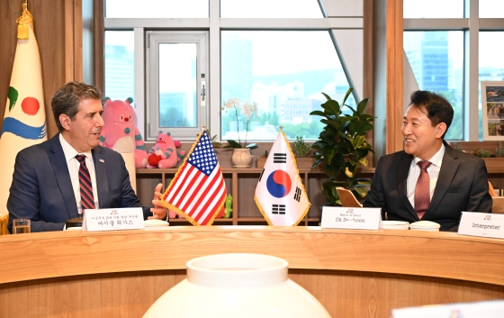 사진1. 오세훈 서울시장이 25일(금) 마이클 리가스 미국 국무부 관리？자원 담당 부장관과 면담하고 있다.