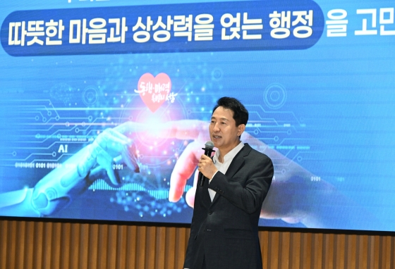 사진3. 오세훈 서울시장이 22일(화) 서울시청 다목적홀에서 열린 _「창의행정」 AI로 제안하는 아이디어톤_에서 AI 강연하고 있다.