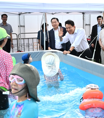 사진4. 오세훈 서울시장이 23일(수), ‘2025 서울썸머비치’ 시설물의 안전 점검 후 시민과 인사하고 있다.