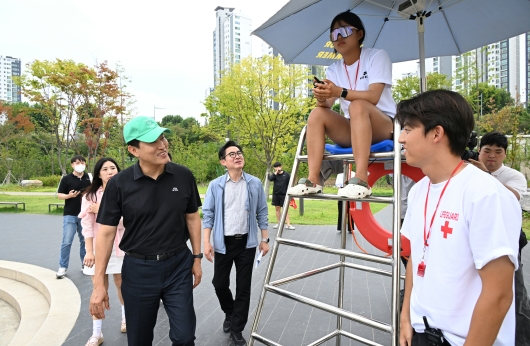 사진1. 오세훈 서울시장이 11일(월) 오후 잠실 한강공원 물놀이장을 찾아 수영장 수질과 시민 편의시설을 점검하고, 안전사고 예방 대책 등을 점검하고 있다.