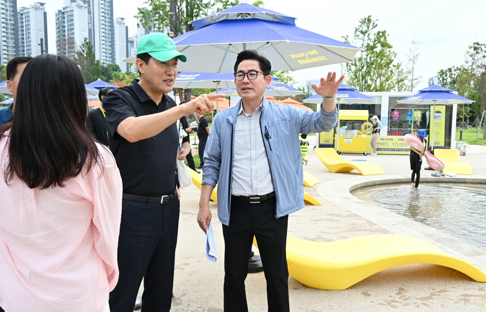 사진2. 오세훈 서울시장이 11일(월) 오후 잠실 한강공원 물놀이장을 찾아 수영장 수질과 시민 편의시설을 점검하고, 안전사고 예방 대책 등을 점검하고 있다.